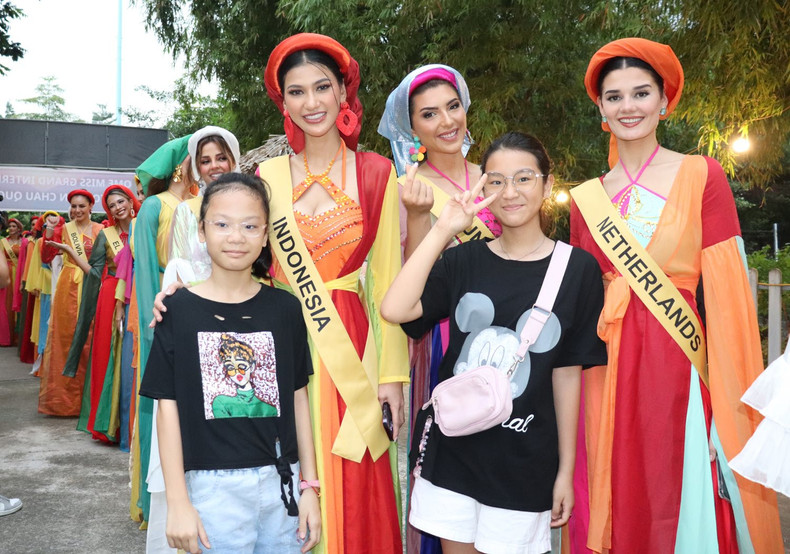 Les belles ont visité et pris des photos avec des touristes au site spécial du vestige national de la pagode Thây, dans la commune de Sài Son. Photo: hanoimoi.vn