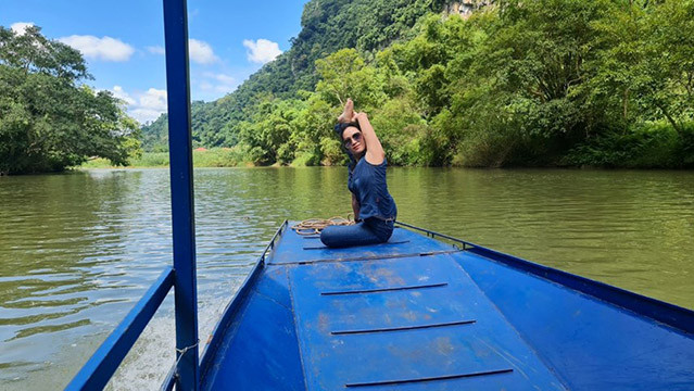 Une touriste fait l'expérience de la pratique du yoga sur un bateau dans le lac de Ba Bê. Photo: daidoanket.vn Une touriste fait l'expérience de la pratique du yoga sur un bateau dans le lac de Ba Bê. Photo: daidoanket.vn