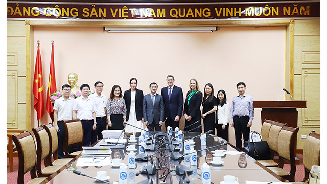 Le vice-ministre de la Santé, Trân Van Thuân (au centre) et les délégués de la compagnie MSD HH Vietnam. Photo : moh.gov.vn