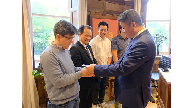 Le vice-président du Comité populaire de la ville de Hanoi, Nguyên Manh Quyên, présente des cadeaux aux représentants de l'Association intellectuelle et aux étudiants vietnamiens en Irlande. Photo: hanoimoi.vn Le vice-président du Comité populaire de la ville de Hanoi, Nguyên Manh Quyên, présente des cadeaux aux représentants de l'Association intellectuelle et aux étudiants vietnamiens en Irlande. Photo: hanoimoi.vn