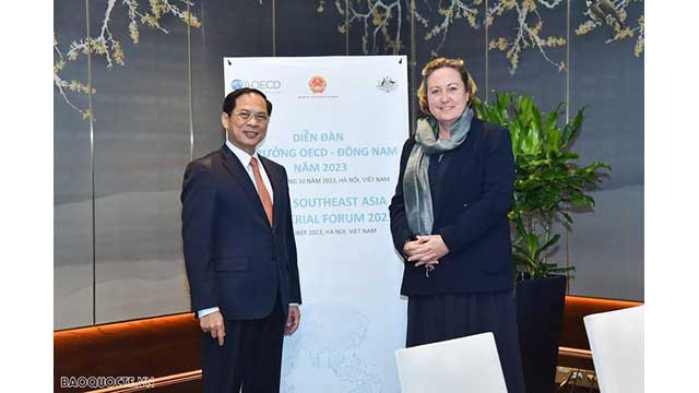 Le ministre des Affaires étrangères vietnamien, Bui Thanh Son (à gauche) et la secrétaire d’État aux Affaires étrangères, du Commonwealth et du Développement, Anne-Marie Trevelyan (à droite) lors de l'événement. Photo: baoquocte.vn Le ministre des Affaires étrangères vietnamien, Bui Thanh Son (à gauche) et la secrétaire d’État aux Affaires étrangères, du Commonwealth et du Développement, Anne-Marie Trevelyan (à droite) lors de l'événement. Photo: baoquocte.vn