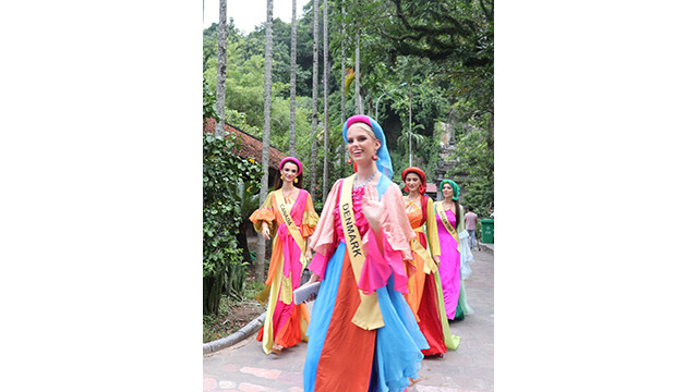 Les belles du concours Miss Grand International à la pagode Thây. Photo: hanoimoi.vn