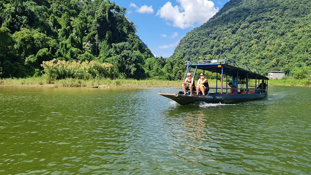 Des touristes étrangers au lac de Ba Bê. Photo: daidoanket.vn Des touristes étrangers au lac de Ba Bê. Photo: daidoanket.vn