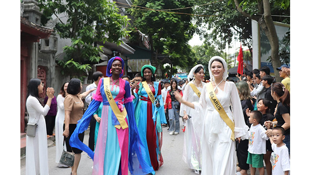 Les belles du concours Miss Grand International au vestige national spécial de la pagode Thây. Photo: hanoimoi.vn