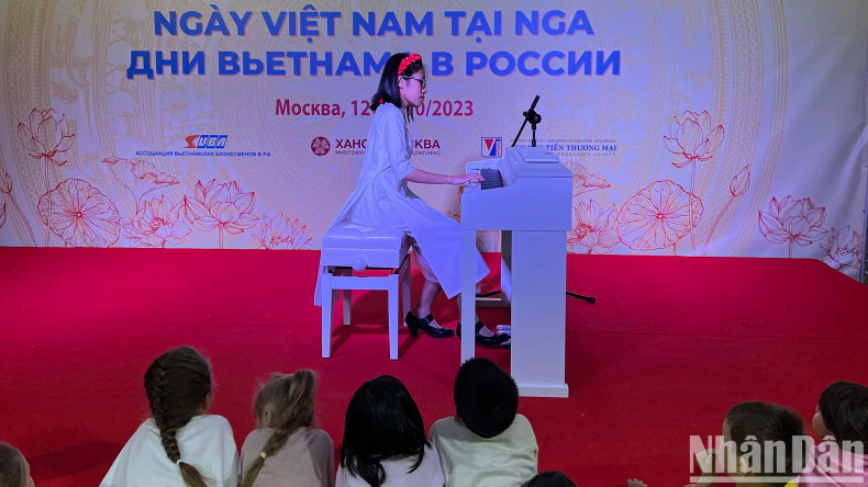 La danse « Cô ba Sài Gon » (Mademoiselle Ba de Sài Gon). Photo : NDEL. La danse « Cô ba Sài Gon » (Mademoiselle Ba de Sài Gon). Photo : NDEL.