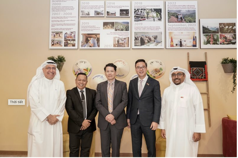 L'ambassadeur vietnamien au Koweït, Ngô Toàn Thang lors de l'inauguration de la première boutique de café Coffilia au Koweït. Photo : NDEL. L'ambassadeur vietnamien au Koweït, Ngô Toàn Thang lors de l'inauguration de la première boutique de café Coffilia au Koweït. Photo : NDEL.