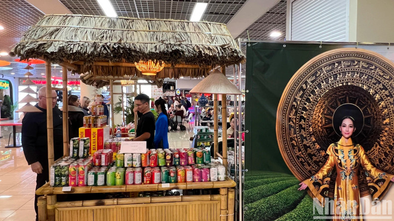 Les propriétaires de stands des produits accueillent toujours chaleureusement les visiteurs. Photo : NDEL. Les propriétaires de stands des produits accueillent toujours chaleureusement les visiteurs. Photo : NDEL.