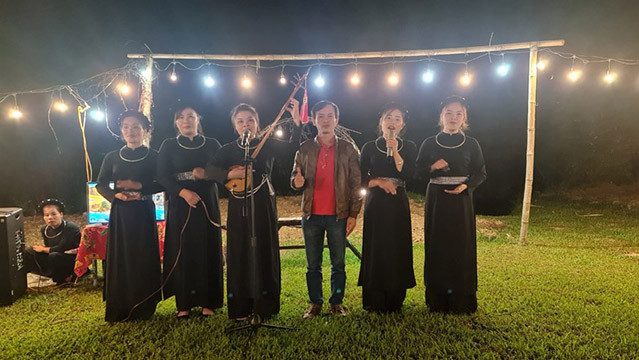Le soir, sur les pelouses au bord du lac, les groupes de touristes peuvent organiser des fêtes en plein air, en dégustant des plats locaux ainsi que des activités culturelles traditionnelles. Photo: daidoanket.vn Le soir, sur les pelouses au bord du lac, les groupes de touristes peuvent organiser des fêtes en plein air, en dégustant des plats locaux ainsi que des activités culturelles traditionnelles. Photo: daidoanket.vn