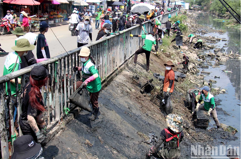 Cette activité vise à sensibiliser les jeunes et les habitants à l’amélioration du cadre de vie, en promouvant la solidarité dans les quartiers résidentiels. Photo : NDEL. Cette activité vise à sensibiliser les jeunes et les habitants à l’amélioration du cadre de vie, en promouvant la solidarité dans les quartiers résidentiels. Photo : NDEL.