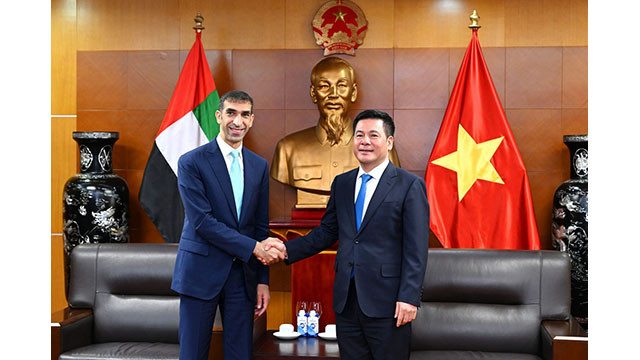 Le ministre vietnamien de l’Industrie et du Commerce, Nguyên Hông Diên (à gauche) et e ministre d’État émirati au Commerce extérieur, Thani ben Ahmed Al Zeyoudi (à droite). Photo :moit.gov.vn Le ministre vietnamien de l’Industrie et du Commerce, Nguyên Hông Diên (à gauche) et e ministre d’État émirati au Commerce extérieur, Thani ben Ahmed Al Zeyoudi (à droite). Photo :moit.gov.vn