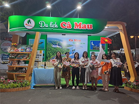 Les stands présentants le tourisme de Cà Mau. Photo : kinhtedothi.vn