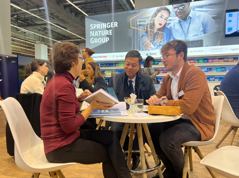 Pour les unités d'édition vietnamiennes, la Foire du livre est une occasion de saisir les nouvelles tendances du marché mondial de l'édition et d’accéder à une technologie de support avancée pour les activités de publication. Photo : NDEL.