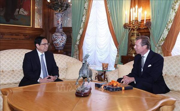 Le Premier ministre Pham Minh Chinh (gauche) et le Grand-Duc de Luxembourg, Henri. Photo : VNA Le Premier ministre Pham Minh Chinh (gauche) et le Grand-Duc de Luxembourg, Henri. Photo : VNA