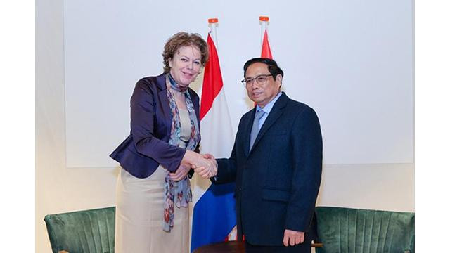 Le Premier ministre Pham Minh Chinh reçoit la présidente de la Fédération patronale néerlandais, Ingrid Thijssen. Photo : VGP.