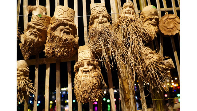 Il y a des activités telles que : Exposition de photos de Hôi An - Patrimoine et créativité, espace alimentaire dans la ville de Hôi An, musique de rue, jeux folkloriques, activités expérientielles, dont des oeuvres de sculptures en bambou. Photo : VOV.