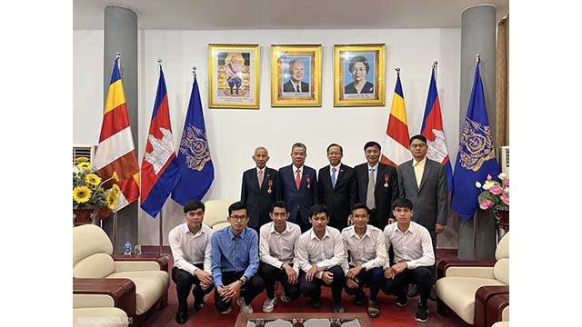 L’ambassadeur cambodgien a décerné des certificats de mérite à 7 étudiants du comité exécutif de l’Association des étudiants cambodgiens au Vietnam. Photo : baoquocte.vn L’ambassadeur cambodgien a décerné des certificats de mérite à 7 étudiants du comité exécutif de l’Association des étudiants cambodgiens au Vietnam. Photo : baoquocte.vn