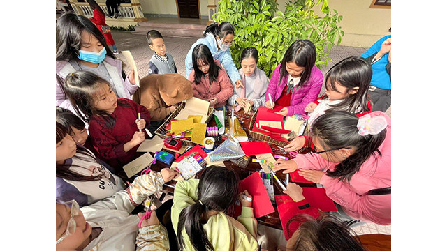 Les enfants au stand de création de leurs cartes de voeux de Noël. Photo : CVN. Les enfants au stand de création de leurs cartes de voeux de Noël. Photo : CVN.
