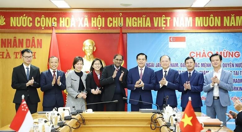 L'ambassadeur singapourien s’est déclaré convaincu qu’en 2023, la zone industrielle et urbaine VSIP sera approuvée pour investissement à Hà Tinh et deviendra un point lumineux dans les relations entre le Vietnam et Singapour. Photo : thoidai.com.vn