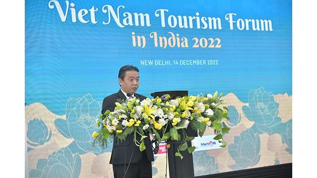 Le vice-ministre de la Culture, des Sports et du Tourisme Hoang Dao Cuong prend la parole lors du Forum du tourisme du Vietnam en Inde. Photo: baoquocte.vn Le vice-ministre de la Culture, des Sports et du Tourisme Hoang Dao Cuong prend la parole lors du Forum du tourisme du Vietnam en Inde. Photo: baoquocte.vn