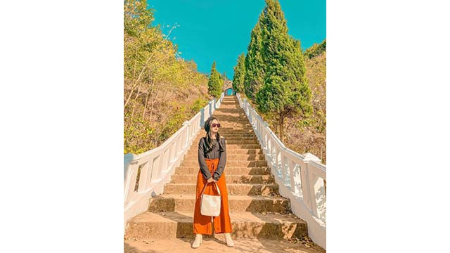 Pour arriver au rempart de la citadelle, les visiteurs doivent monter de plus de 100 marches sur une colline. Photo : vanmincl. Pour arriver au rempart de la citadelle, les visiteurs doivent monter de plus de 100 marches sur une colline. Photo : vanmincl.