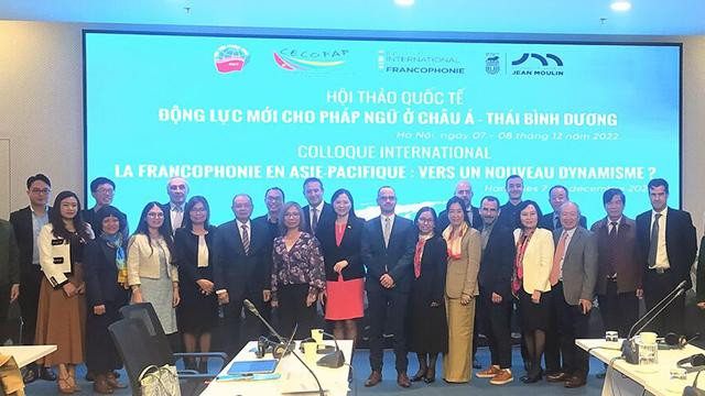 Des participants du colloque prennent la pause. Photo: CNV Des participants du colloque prennent la pause. Photo: CNV