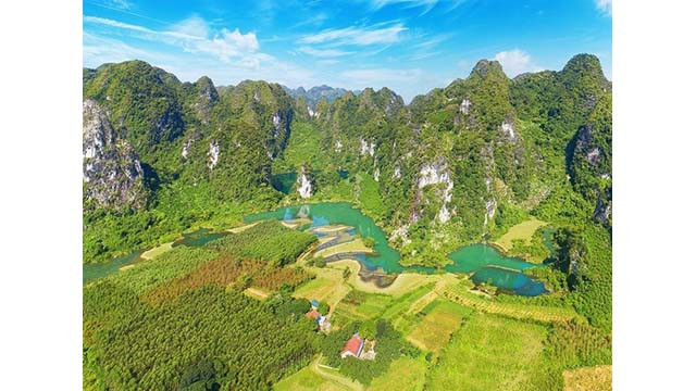 La commune de Yên Thinh est aussi un très bel endroit, ayant l'aspect paisible, poétique et vierge typique des villages de montagne. Cet endroit est également connu sous le nom de la « Baie de Ha Long terrestre » en raison de la majesté des montagnes et des rizières. Photo: @xplore.asia La commune de Yên Thinh est aussi un très bel endroit, ayant l'aspect paisible, poétique et vierge typique des villages de montagne. Cet endroit est également connu sous le nom de la « Baie de Ha Long terrestre » en raison de la majesté des montagnes et des rizières. Photo: @xplore.asia