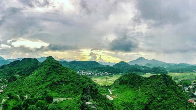 La vue depuis le rempart jusqu'à la ville de Lang Son. (Photo : tieuthunhangheo.94) La vue depuis le rempart jusqu'à la ville de Lang Son. (Photo : tieuthunhangheo.94)