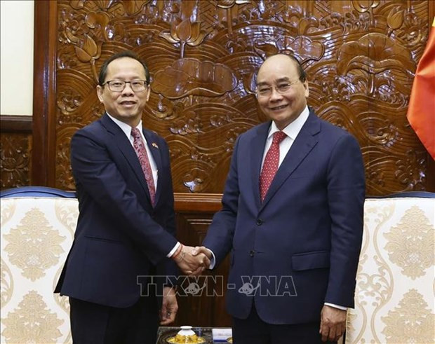 Le Président Nguyên Xuân Phuc (à droite) et l'ambassadeur cambodgien Chay Navuth. Photo : VNA.