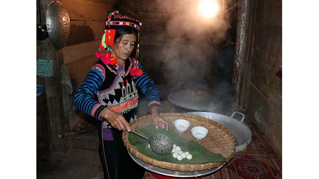 Le « bánh trôi » est le premier plat d’offrande aux ancêtres lors des jours du Têt traditionnel pour qu'ils bénissent tous les membres de la famille pour une santé abondante, de bonnes affaires, une économie aisée, une famille paisible et heureuse, un village uni, un bon climat. Photo : VNA. Le « bánh trôi » est le premier plat d’offrande aux ancêtres lors des jours du Têt traditionnel pour qu'ils bénissent tous les membres de la famille pour une santé abondante, de bonnes affaires, une économie aisée, une famille paisible et heureuse, un village uni, un bon climat. Photo : VNA.