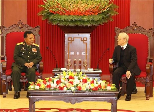 Le Secrétaire général du Parti communiste vietnamien, Nguyên Phu Trong (à droite) et le Vice-Premier ministre et ministre lao de la Défense, Chansamon Chanlyath. Photo : VNA. Le Secrétaire général du Parti communiste vietnamien, Nguyên Phu Trong (à droite) et le Vice-Premier ministre et ministre lao de la Défense, Chansamon Chanlyath. Photo : VNA.