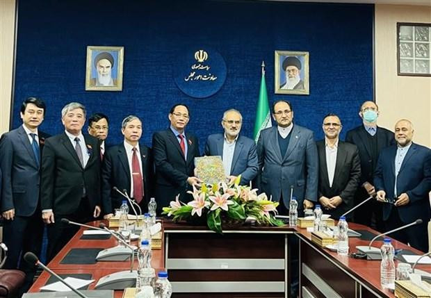 Le vice-président de l’Assemblée nationale du Vietnam, Trân Quang Phuong (5e, de guche à droite) avec le vice-président iranien Seyyed Mohammad Hosseini. Photo : VNA. Le vice-président de l’Assemblée nationale du Vietnam, Trân Quang Phuong (5e, de guche à droite) avec le vice-président iranien Seyyed Mohammad Hosseini. Photo : VNA.
