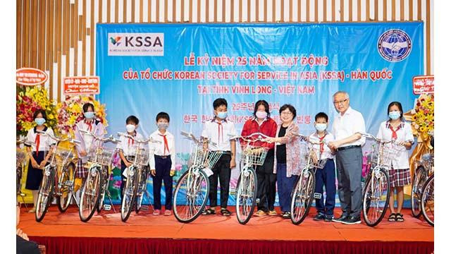 Lors de la cérémonie, la KSSA a offert 10 maisons, d'une valeur de 500 millions de dôngs à des ménages pauvres, 30 vélos et 35 bourses d’études, dont chacune de 2 millions de dôngs) à des élèves pauvres. Photo: thoidai.com.vn Lors de la cérémonie, la KSSA a offert 10 maisons, d'une valeur de 500 millions de dôngs à des ménages pauvres, 30 vélos et 35 bourses d’études, dont chacune de 2 millions de dôngs) à des élèves pauvres. Photo: thoidai.com.vn
