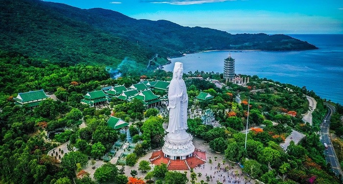 Située à 10 km au Nord-Est du centre-ville de Da Nang, la pagode Linh Ung – Bai But est un chef-d’œuvre sur la péninsule de Son Trà et l’une des plus imposantes et attrayantes de la ville de Da Nang. Photo: Google Art & Culture