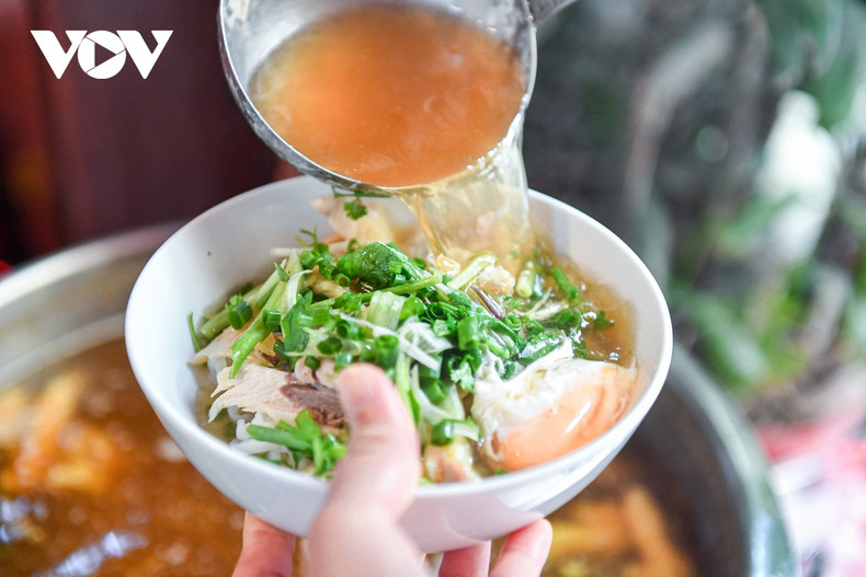 Le fait que plusieurs restaurants à Hanoï ont été honorés par le Guide Michelin sera un moteur pour promouvoir l’industrie touristique de la capitale. Photo: VOV