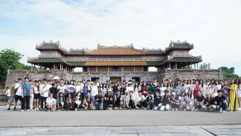 Les jeunes Vietnamiens à l'étranger rendent visite à Dai Nôi Huê (Grand Intérieur). Photo : baoquocte.vn Les jeunes Vietnamiens à l'étranger rendent visite à Dai Nôi Huê (Grand Intérieur). Photo : baoquocte.vn