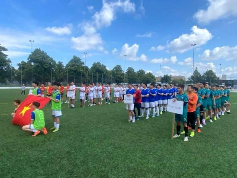 Quatre équipes, avec plus de 60 joueurs originaires de Stockholm, Malmö et Helsingborg, ainsi qu'un grand nombre de membres de la communauté des Vietnamiens du comté de Scanie et des environs. Photo : thoidai.com.vn