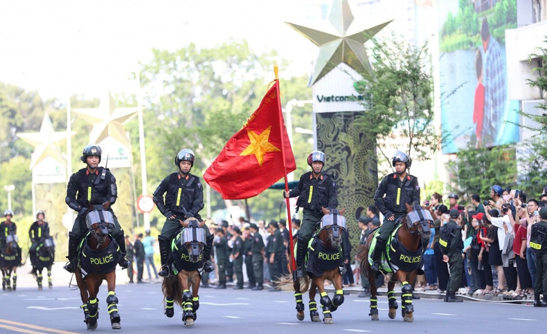 Les spectateurs ont été captivés et enthousiasmés par les démonstrations des forces de la Police mobile. Photo : VOV. Les spectateurs ont été captivés et enthousiasmés par les démonstrations des forces de la Police mobile. Photo : VOV.