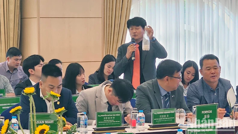 Un représentant de l'Institut de recherche de la province de JeonNam partage son expérience dans la promotion des marques de produits. Photo : nhandan.vn Un représentant de l'Institut de recherche de la province de JeonNam partage son expérience dans la promotion des marques de produits. Photo : nhandan.vn