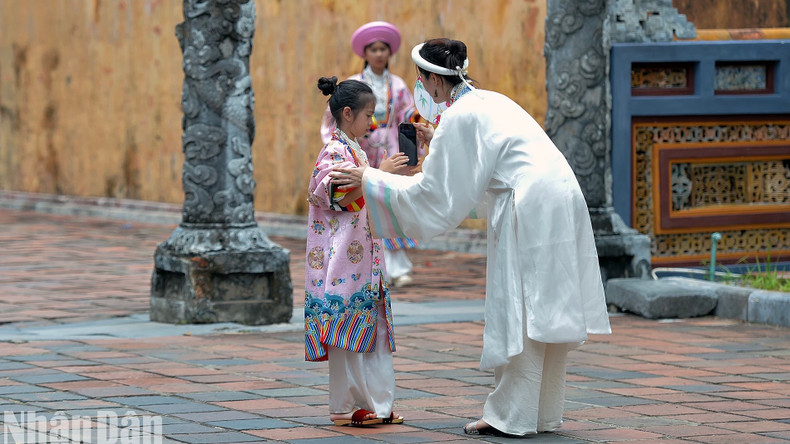 Dans la zone de Dai Nôi de Huê, vous pouvez facilement voir de nombreux couples mère-fille vêtus de ao dài à cinq pans. Photo : nhandan.vn Dans la zone de Dai Nôi de Huê, vous pouvez facilement voir de nombreux couples mère-fille vêtus de ao dài à cinq pans. Photo : nhandan.vn