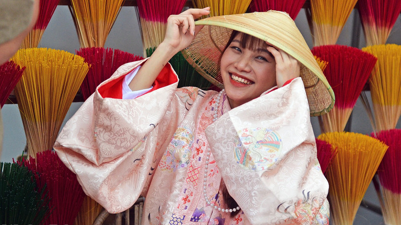 Ces dernières années, les jeunes ont accordé une attention particulière aux costumes anciens. Photo : nhandan.vn Ces dernières années, les jeunes ont accordé une attention particulière aux costumes anciens. Photo : nhandan.vn