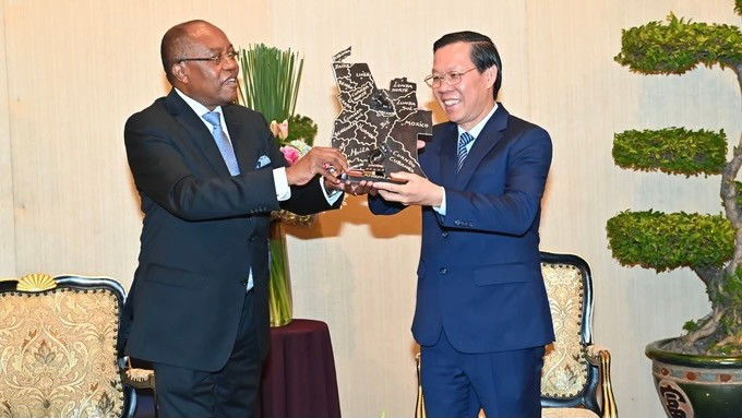 Le camarade Phan Van Mai (à droite), membre du Comité central (CC) du Parti communiste du Vietnam (PCV), vice-secrétaire du Comité du Parti de Hô Chi Minh-Ville, et président du Comité populaire de Hô Chi Minh-Ville (à droite) et Manuel Domingos Augusto, membre du Bureau politique et Secrétaire du CC du MPLA chargé des affaires extérieures (à gauche). Photo : www.sggp.org.vn Le camarade Phan Van Mai (à droite), membre du Comité central (CC) du Parti communiste du Vietnam (PCV), vice-secrétaire du Comité du Parti de Hô Chi Minh-Ville, et président du Comité populaire de Hô Chi Minh-Ville (à droite) et Manuel Domingos Augusto, membre du Bureau politique et Secrétaire du CC du MPLA chargé des affaires extérieures (à gauche). Photo : www.sggp.org.vn