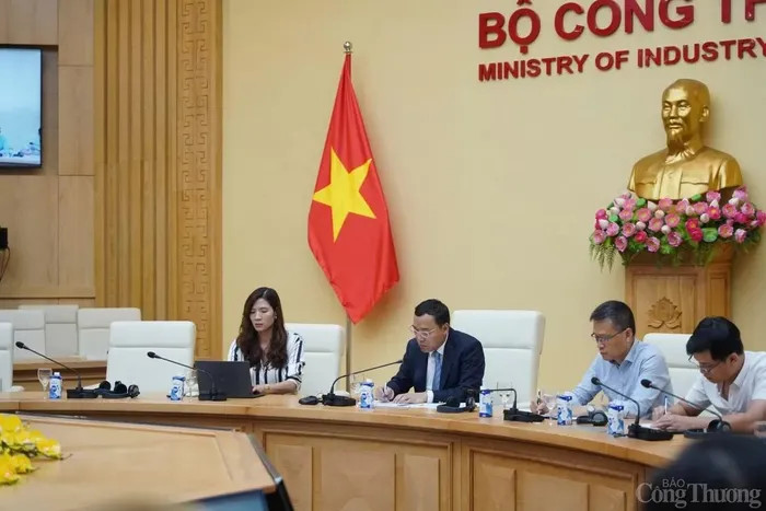 Le vice-ministre de l’Industrie et du Commerce, Nguyên Hoàng Long s'exprime lors de la séance de travail avec l’ambassade du Royaume-Uni au Vietnam sur la transition énergétique équitable. Photo : congthuong.vn