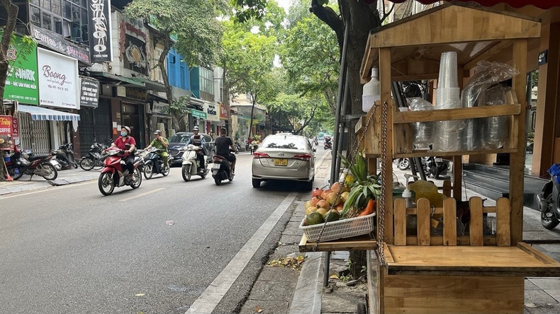 Ces dernières années, les stands de jus de fruits ont émergé comme une nouvelle tendance culinaire de rue. Photo : VOV.