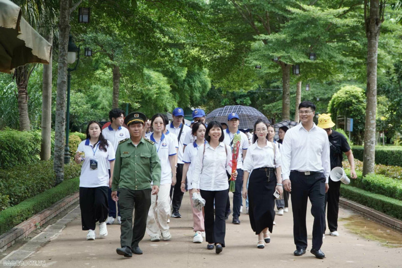 Le groupe de jeunes et d'étudiants Vietnamiens à l'étrangers du camp d'été vietnamien 2024 visite le site des vestiges historiques de Kim Liên dans la province de Nghê An. Photo : baoquocte.vn Le groupe de jeunes et d'étudiants Vietnamiens à l'étrangers du camp d'été vietnamien 2024 visite le site des vestiges historiques de Kim Liên dans la province de Nghê An. Photo : baoquocte.vn