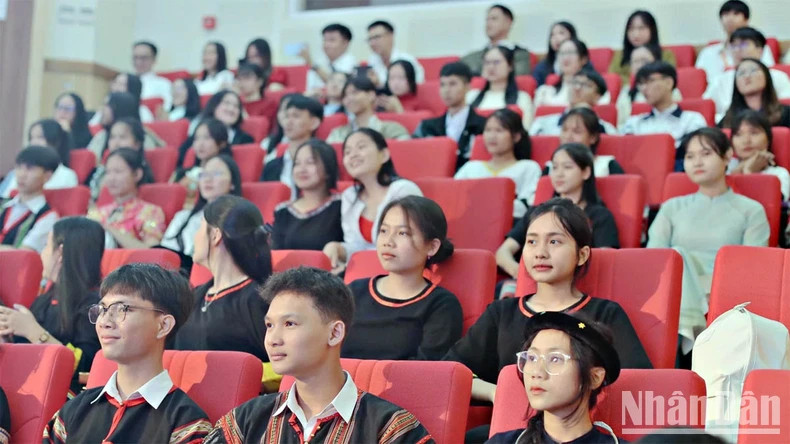Les élèves et étudiants méritants des provinces du Tây Nguyên (sur les Hauts Plateaux du Centre) et des provinces de Khanh Hoa et Ninh Thuân lors de la cérémonie de remise des bourses Vollet. Photo : nhandan.vn Les élèves et étudiants méritants des provinces du Tây Nguyên (sur les Hauts Plateaux du Centre) et des provinces de Khanh Hoa et Ninh Thuân lors de la cérémonie de remise des bourses Vollet. Photo : nhandan.vn