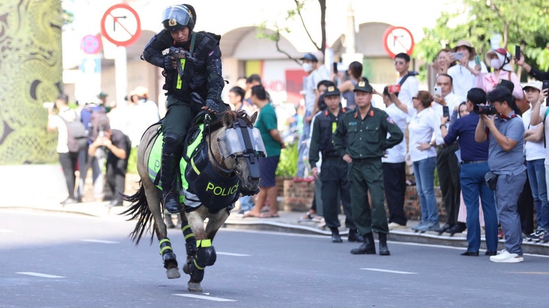 La technique de tirer avec un fusil AK tout en contrôlant le cheval. Photo : VOV. La technique de tirer avec un fusil AK tout en contrôlant le cheval. Photo : VOV.