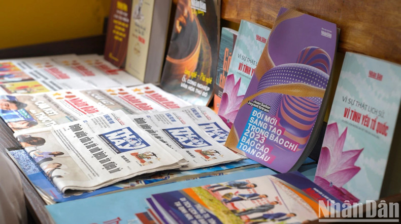 Les lecteurs peuvent lire des journaux imprimés entièrement gratuitement, avec une grande variété de titres, mis à jour quotidiennement. Photo : NDEL. Les lecteurs peuvent lire des journaux imprimés entièrement gratuitement, avec une grande variété de titres, mis à jour quotidiennement. Photo : NDEL.