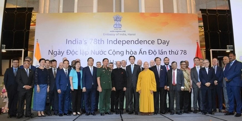 Le vice-ministre des Affaires étrangères Dô Hung Viêt, l'ambassadeur indien au Vietnam Sandeep Arya et les délégués à l'occasion du 78e anniversaire de l'indépendance de l'Inde, dans la soirée du 16 août à Hanoï. Photo : baoquocte:vn Le vice-ministre des Affaires étrangères Dô Hung Viêt, l'ambassadeur indien au Vietnam Sandeep Arya et les délégués à l'occasion du 78e anniversaire de l'indépendance de l'Inde, dans la soirée du 16 août à Hanoï. Photo : baoquocte:vn