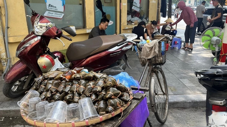 Le gâteau au miel. Photo : VOV.
