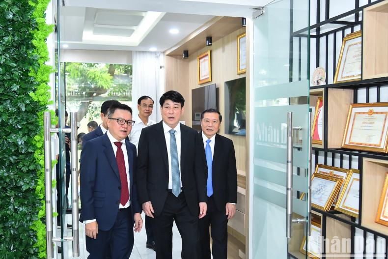 Le camarade Luong Cuong a également visité la salle de rédaction multimédia du journal Nhân Dân en ligne. Photo : nhandan.vn
